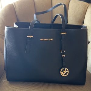 Black Michael kor’s purse w/middle pocket